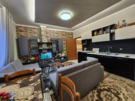 Shitet ose Jepet apartament me qera 2+1