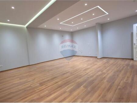 Zyrë - Për Qira - Sheshi Karl Topia, Tiranë