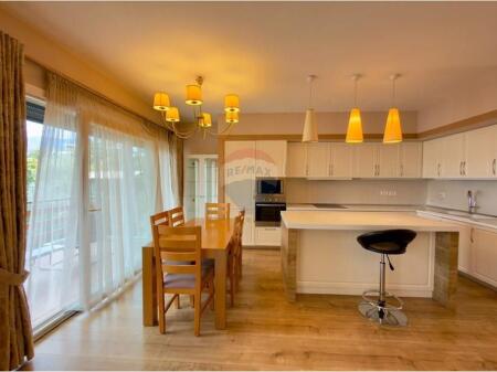 Appartamento 3+1+2+ veranda a Long Hill Residence