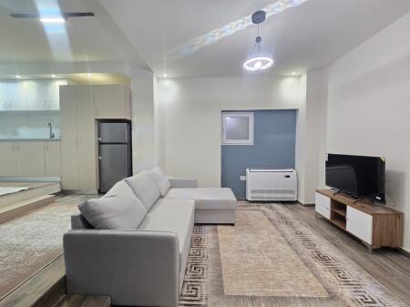 *APARTAMENT 2+1 ME QIRA  RRUGA E BARRIKADAVE*