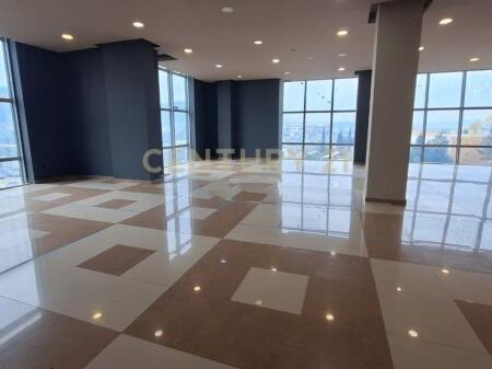 ofrojme ambient komercial per qera ne autostrade Tirane-Durres