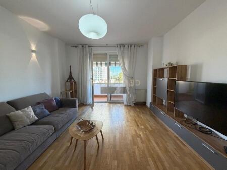 Apartament 2+1+Parkim për Qira pranë Piramidës