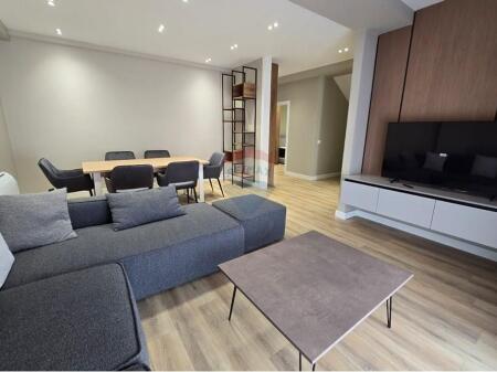 Zbuloni jetesën luksoze dhe komode në këtë dupleks të jashtëzakonshëm për qira, të vendosur në një nga zonat më të kërkuara të Tiranës, Liqeni i Thatë.