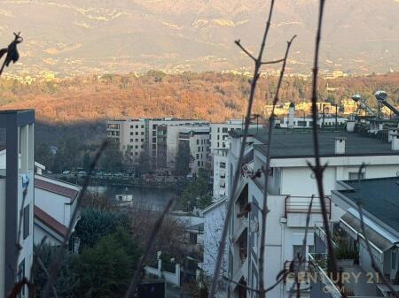 Shitet apartament luksoz 3+1 në Kompleksin FZ, Liqeni Thatë