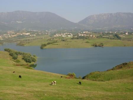 Shitet Truall me Akses Rrugor – Farkë, Pamje nga Liqeni