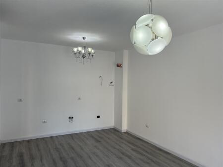 ZYRE ME QERA+ POST PARKIMI KOMUNA E PARISIT 600 EURO