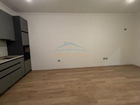 Apartament 1+1 Me Qira në Komunën e Parisit, Tiranë