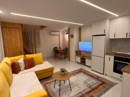 Jepet me qira duplex 1+1 – Rruga “4 Dëshmorët”!