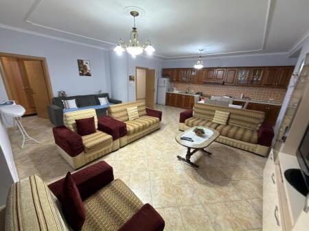 🏡 Appartamento in affitto 2+1+2 – 21 Dhjetori  📍 21 Dhjetori, vicino a Joena Market, via Frederik Shiroka 🏢 4° piano, palazzo con ascensore 📐 Superficie: 130 m² 🛏️ Tipologia: 2 camere da letto + soggiorno + 2 bagni + balcone 💶 Prezzo: 600 € / mese netto  📞 Alesi Real Estate