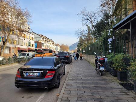 Jepet me qera dyqan buze rruges kryesorë (perballe  Ministria Mbrojtjes)