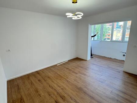 Shitet Apartament 2+1 – Rr. e Kavajës 🏙️  * Kati 4 * 64 m² neto * Totalisht i restauruar * Orientim Jug–Perëndim ☀️ * 2 dhoma gjumi, sallon, kuzhinë, banjo * 169,000 €