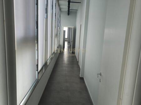 Jepet me qira ambient zyre në Astir, me sipërfaqe të madhe dhe organizim funksional.