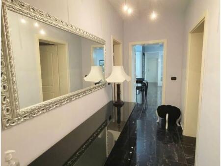 Jepet me qira apartament 3+1 pranë Gardës, me post parkimi.