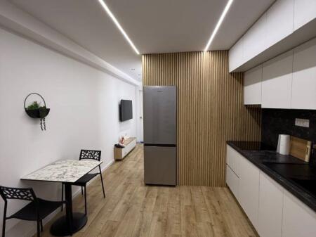 Jepet me qera super apartament tek 21 dhjetori tek Vodafone  GARSONIERE e pershtatur si 1+1