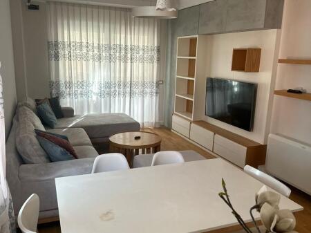 Apartament 3+1 per qira tek Komuna e Parisit.