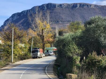 SHITET TOKË ARË : 1400 m² Buzë Rrugës Kryesore || (📍Në Fshatin IBË) || 98,000€ 🏕