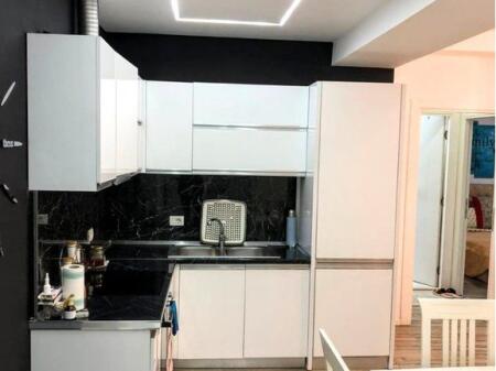 Jepet me qira apartament 1+1 në zonën e Komunës së Parisit.