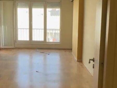 Affittasi appartamento vuoto 3+1+2 bagni nel complesso Kontakt a 21 dhjetori