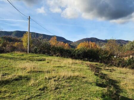 🌍 SHITET: Tokë Arë  1570 m² Brenda në Fshat me Pamje nga Pylli📍Në Fshatin IBË  102,000€ 🏕