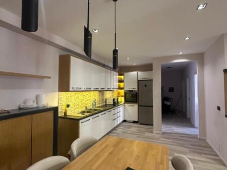 Jepet me qira apartament 2+1 në Astir pranë Xhameros!