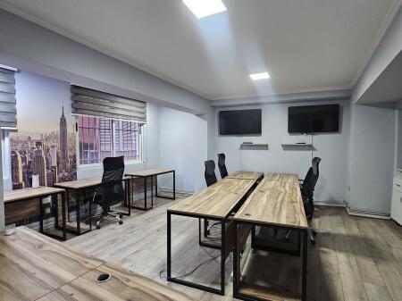 Jepet me qira Ambient i Investuar per *Zyra* (130m2) *1,350€* - fiks ne *QENDER ((Pamje nga Sheshi Skenderbej))* 📍Kat. 2 - *PARKET* | Kondicioner || Ndricim Me Spote LED