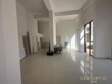 Jepet me qira ambient komercial në qendër të Tiranës, mes Rrugës Hoxha Tahsim dhe Rrugës Qemal Stafa.