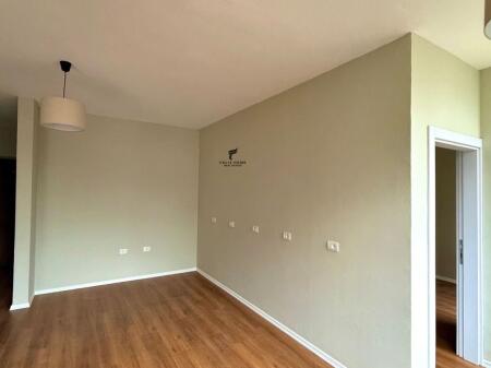 ZYRE ME QERA 65 M2 RRUGA MYSLYM SHYRI 70.000 LEKE