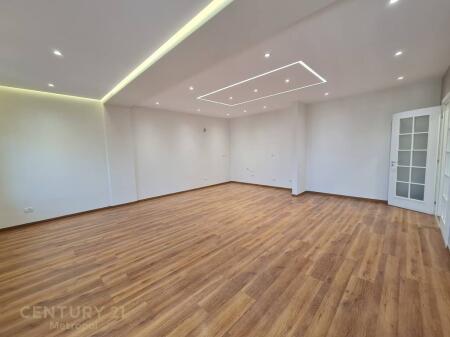 UFFICIO IN AFFITTO 3+1+2 IN STRADA PRINCIPALE-ZOGU I ZI!