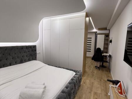 Jepet me qera Garsoniere Kryqezimi 21 Dhjetorit!