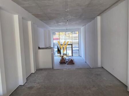 JEPET DYQAN 125 M2 ME QIRA TE RRUGA E BARRIKADAVE 3.500 EURO