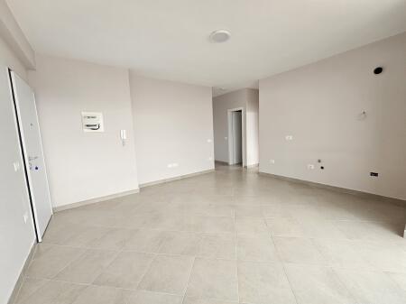 Affittasi Apt 3+1 (+ Blocco)  Super Spazioso 100 m2  (Ali dem  - Vicino al campo 📍)  PALAZZO NUOVO E TIPO VILLA DELL'ANNO 2025,  con Ascensore  57.000 leke / Mese 🔥ideale per uffici