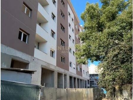 SHITET APARTAMENT 2 + 1 + POST PARKIMI TEK SHKOLLA E KUQE !