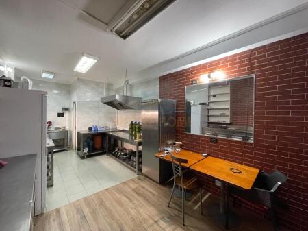 Qera, Ambient biznesi, Komuna e Parisit, Tiranë