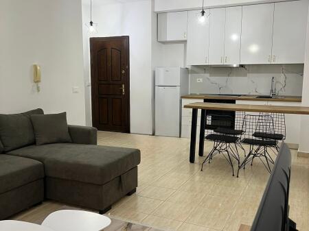 Apartament me qera 2+1+ Ballkon, përball Qendrës Kristal