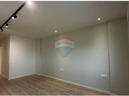 Shitet Garsoniere pranë Liqenit