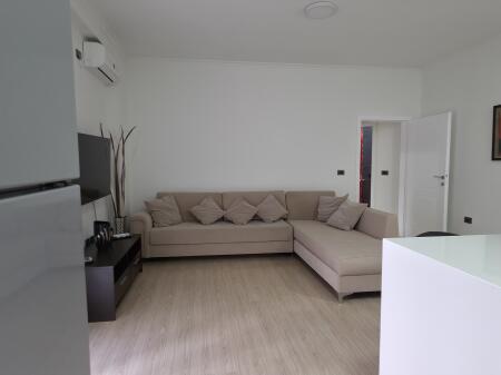 Jepet Apartament 1+1 me Qira te Stadiumi Dinamo.