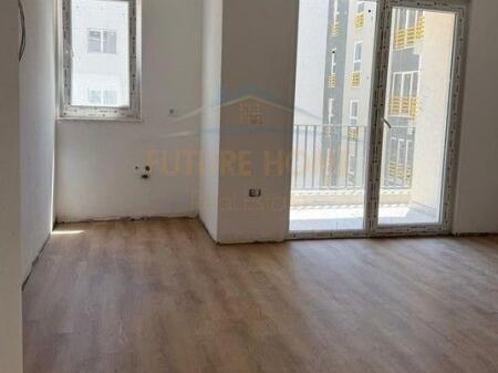 Qira, Ambient , Kompleksi Aura, Tiranë