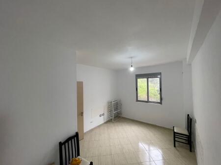 Shitet Apartament 1+1 – Shkëmbi i Kavajës, vetëm 100 m nga deti!