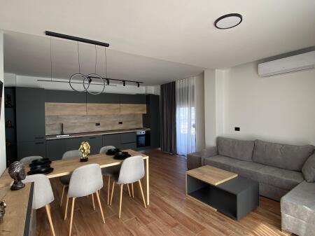 Shitet super apartament 2+1+2