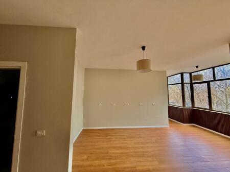 🏢Perballe Ish Ekspozites "Shqiperia Sot"prane Palmes se Arte jepet me qera ambient biznesi per zyra,1+1,bosh 700Euro (Neto )