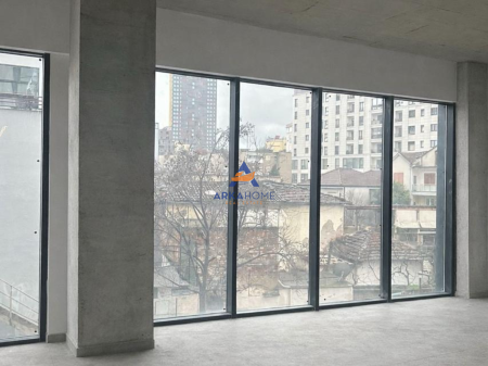 SHITET ZYRE 250M2 "TE RRUGA E BARRIKADAVE" 4500 EURO/M2