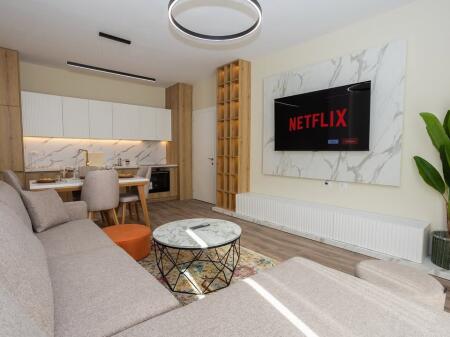 Apartment 1+1, Fusha Aviacionit!