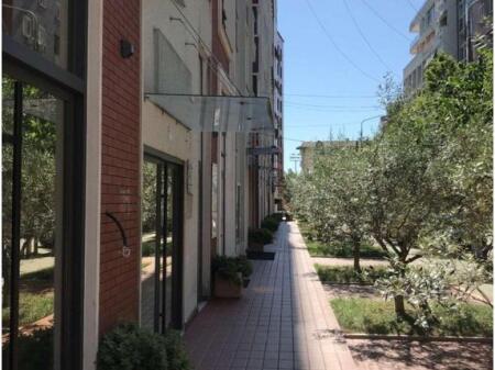 Ambient Per Shitje Prane Rruges Kosovareve!