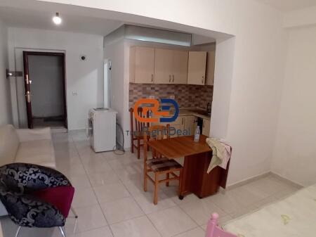 Ne Laprake, Shitet Garsoniere Me Lokacion Perfekt!!