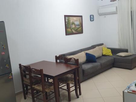 🏠 Jepet me qira 1+1  📍Golden Park perballe Amerikan 3 📐 72 m² | Kati 6 🌇 Ballkon 💰 45.000 lekë/muaj