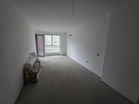 Treni Pran Unazes Se Vogel Shitet Apartament 1+1