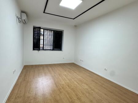 Apartment/ Office For Rent in Center / Cafe Flora