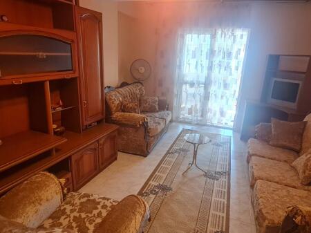 ofrohet per qira apartament 3+1 ne laprake