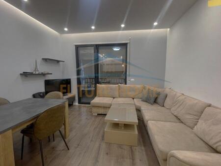 Shitet, Apartament 2+1+2, Kinostudio, Tiranë.