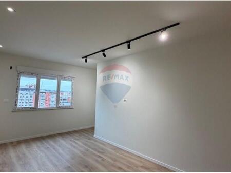 Shitet Garsoniere pranë Liqenit